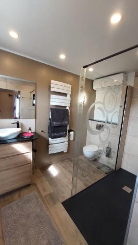 une salle de bain avec toilettes et lavabo dans l'établissement Les Pieds dans Thau, à Marseillan