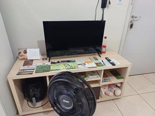 Televisyen dan/atau pusat hiburan di Apart próximo a Unimed, Catedral e HSA de 2 quartos com 2 Ar-cond, mini-Academia e garagem no Centro-sul
