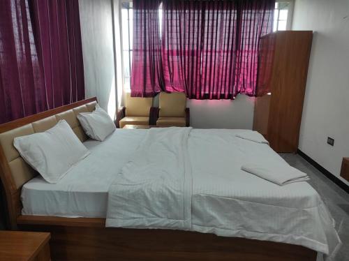 Ένα ή περισσότερα κρεβάτια σε δωμάτιο στο Hotel Pooja Inn Pandharpur