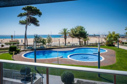 AT021 Apartment with pool in front of the beach