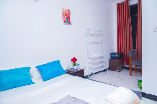 En eller flere senge i et værelse på Quiet One Bedroom Apartment