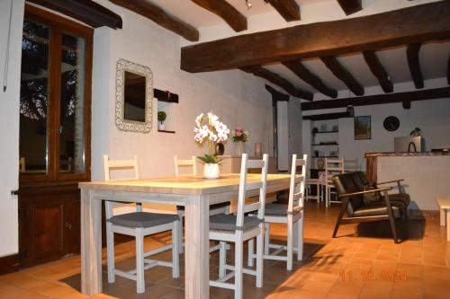 une salle à manger avec une table et des chaises dans l'établissement Gîte Le Cabanac, à Villers-la-Faye