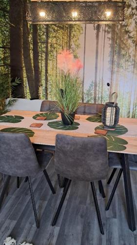 - une table à manger avec des chaises et une table en bois dans l'établissement Maquis Foch House With Parking and Garden Near Town, à Ruffec