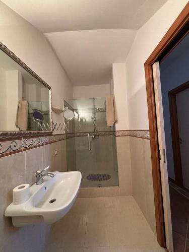 Ένα μπάνιο στο Villa Casarossa