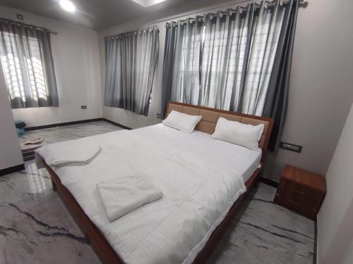 Ένα ή περισσότερα κρεβάτια σε δωμάτιο στο Hotel Pooja Inn Pandharpur