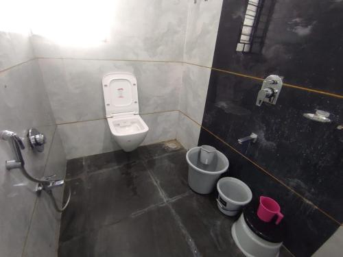 Ένα μπάνιο στο Hotel Pooja Inn Pandharpur