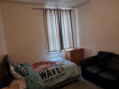 Ruang duduk di Smethwick Birmingham Cosy Spacious Bedroom - Free WiFi & Parking
