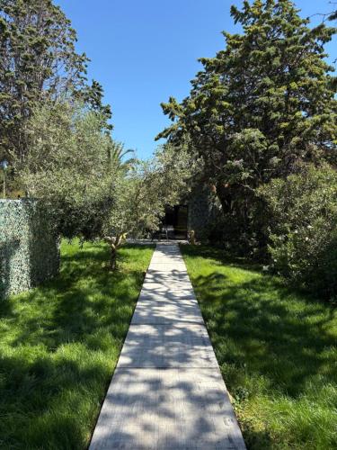 ル・グロー・ダグドにあるChalet and Spaの木々や芝生のある庭を通る小道