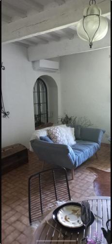 un salon avec un canapé et une table dans l'établissement Séjour paisible à Grillon maison de village tout confort, à Grillon