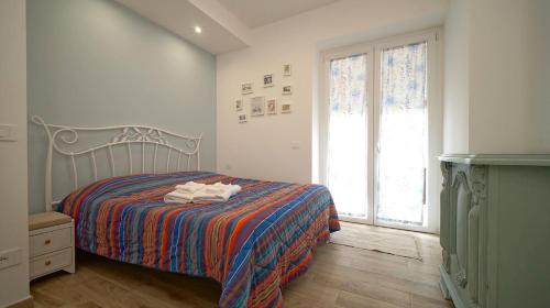 a bedroom with a bed with a colorful blanket at Casa Florinda in Monterotondo