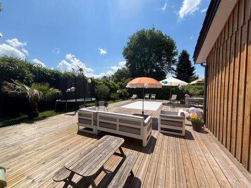 Photo de la galerie de l'établissement Villa Jeane-Rose, maison en bois avec Piscine, à Andernos-les-Bains