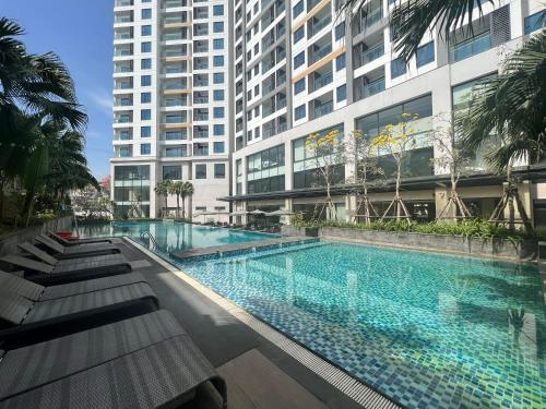 a swimming pool in front of a tall building at Homestay 2pn Sapphire in Ha Long