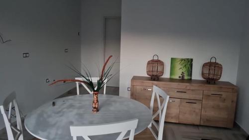 ネア・ペラモスにあるOpenSea2のダイニングルームテーブル(椅子、花瓶付)
