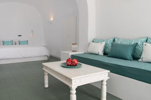 Ένα ή περισσότερα κρεβάτια σε δωμάτιο στο Villa Irini Fira - Adults Only