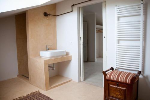 ein Badezimmer mit Waschbecken und Spiegel in der Unterkunft Villa Vallecento con Giardino - Borgo Stays in Monterosi