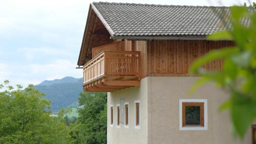 a building with a balcony on the side of it at Grimmhof in Fiè