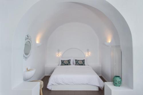 Ένα ή περισσότερα κρεβάτια σε δωμάτιο στο Villa Irini Fira - Adults Only