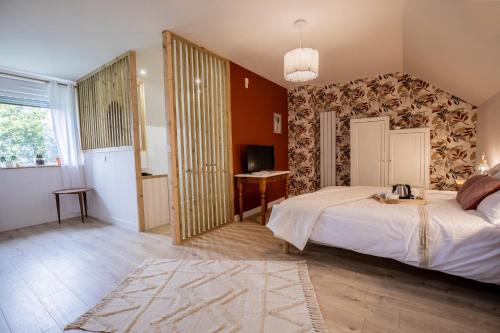 a bedroom with a large bed in a room at Domaine les Hilliers in Bains-sur-Oust