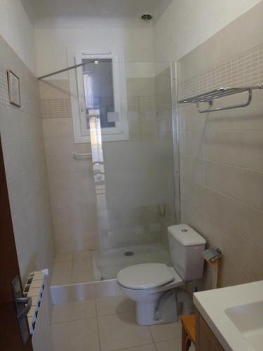 a bathroom with a toilet and a shower and a tub at La campagne in Cuers