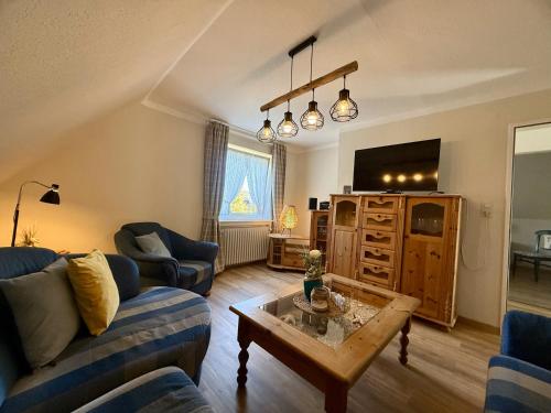 a living room with a couch and a table at Ferienhaus Blinkfuer in Neuharlingersiel