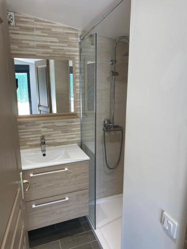 une salle de bain avec un lavabo et une douche dans l'établissement GRIMAUD-Maison 4 Pers - Piscine, à Grimaud