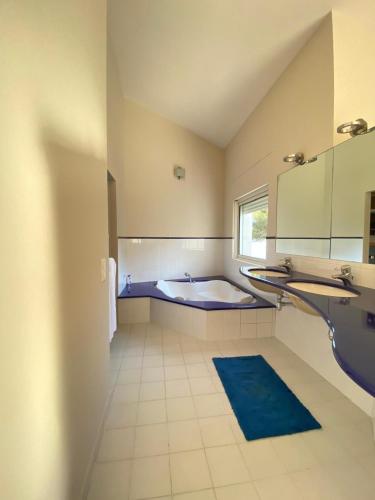 une salle de bain avec une baignoire, un lavabo et un miroir dans l'établissement Villa just next to Monaco Jacuzzi, à Roquebrune-Cap-Martin