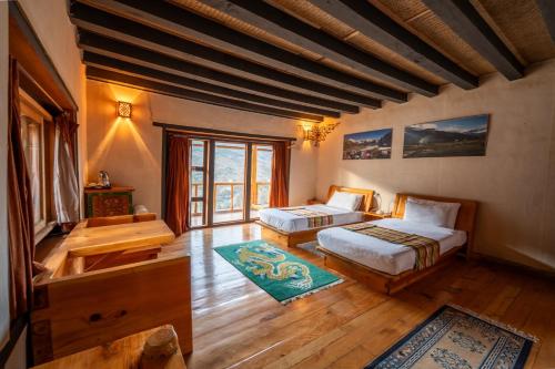 Postel nebo postele na pokoji v ubytování Wangdue Ecolodge