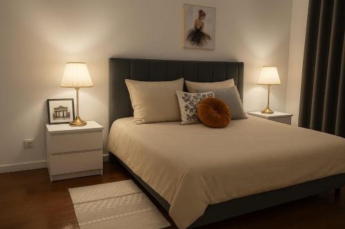 - une chambre avec un lit doté d'une citrouille dans l'établissement Belle Epoque Bagtinolles, à Paris