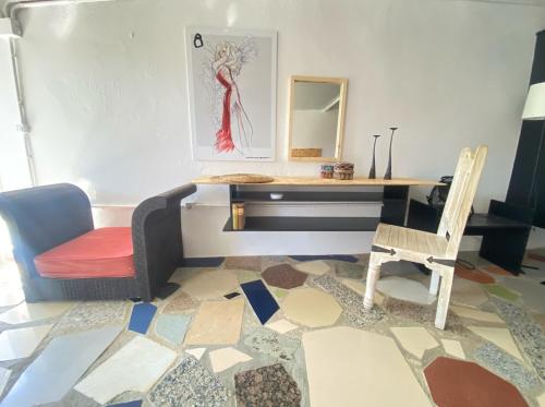a room with a desk and a chair and a mirror at Jacaranda in Cádiz