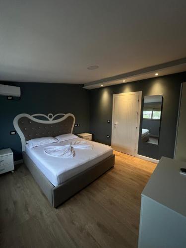 a bedroom with a large white bed in a room at FOUR L's in Arape-Rashbulli