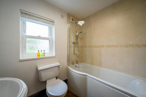 Et badeværelse på Acorn Apartment 1