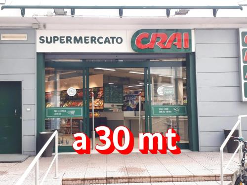 Supermarket nebo jiné obchody v  apartmánu nebo okolí