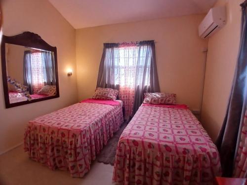 Postel nebo postele na pokoji v ubytování Frederick AirB&B Services