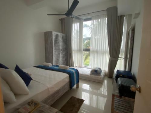 Ένα ή περισσότερα κρεβάτια σε δωμάτιο στο Hasara Oceanfront Apartments
