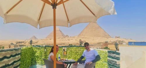 Majutusasutuse pyramids show hotel külastajad