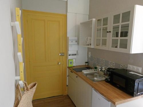 Photo de la galerie de l'établissement Petit cocon du centre-ville - balcon, à Aix-les-Bains