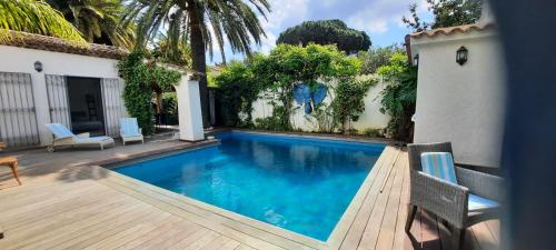 une piscine devant une maison dans l'établissement Villa netibor, à Cavalaire-sur-Mer