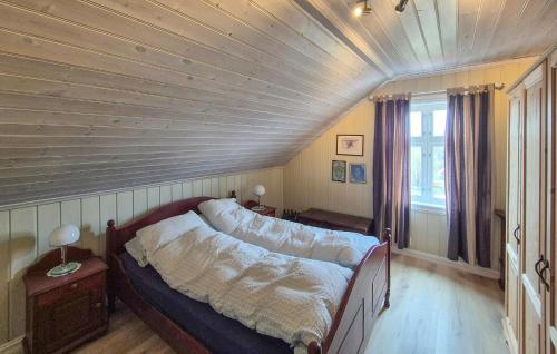 Ένα ή περισσότερα κρεβάτια σε δωμάτιο στο Awesome Home In Bekkjarvik