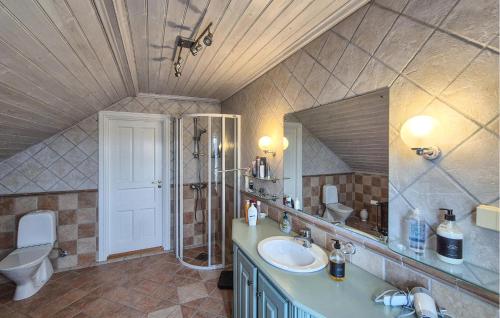 Ένα μπάνιο στο Awesome Home In Bekkjarvik