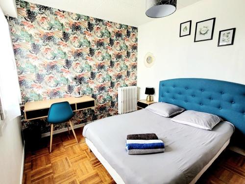 - un lit avec une tête de lit bleue dans une chambre dans l'établissement La Casa Jungle, 3 bedrooms, Angers, à Angers