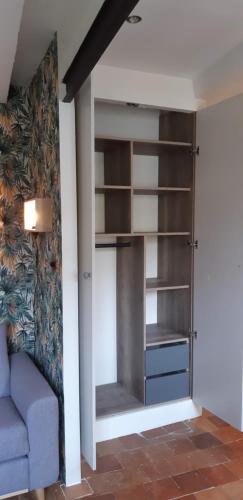 une étagère intégrée dans une pièce avec un canapé dans l'établissement Studio calme en centre historique, à Aix-en-Provence