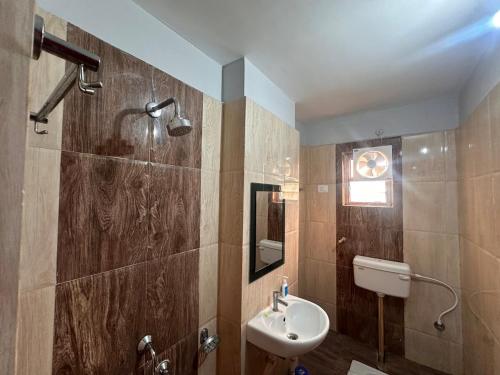 un baño con lavabo e inodoro en Vista Royale Greens 104 2bhk, en Patna