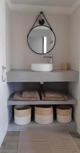 une salle de bain avec un lavabo et un miroir et quelques serviettes dans l'établissement Studio calme en centre historique, à Aix-en-Provence