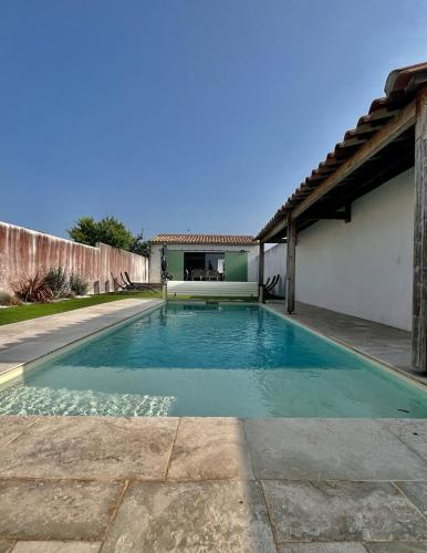 une piscine dans l'arrière-cour d'une maison dans l'établissement Villa avec Piscine chauffée, a 5mn de la plage, à Sainte-Marie de Ré