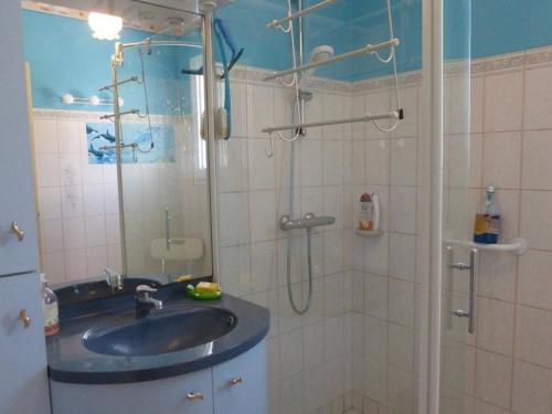 une salle de bain avec un lavabo et une douche dans l'établissement Maison 3 pièces, 5 couchages à Landevieille, terrasse, Wi-Fi - FR-1-224A-8, à Landevieille