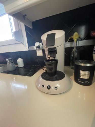 - une cafetière installée au-dessus d'un comptoir de cuisine dans l'établissement Charmante maison 3 chambres, à Cucq