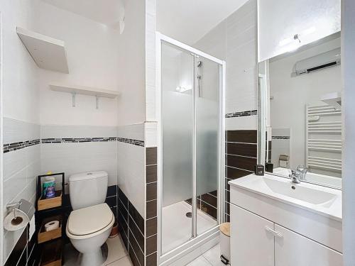 une salle de bain blanche avec des toilettes et un lavabo dans l'établissement Le Bohja - Charming apartment near Les Halles, à Narbonne