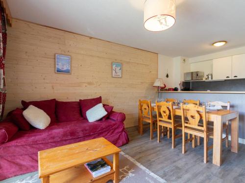 un salon avec un canapé rouge et une table dans l'établissement Appartement 8 pers Peyragudes, Wifi, Parking, Navette proche - FR-1-695-66, à Gouaux-de-Larboust