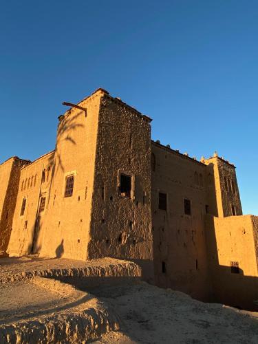 an old building in the desert with a blue sky at Guest House Abde Rrahim Baallal in Skoura