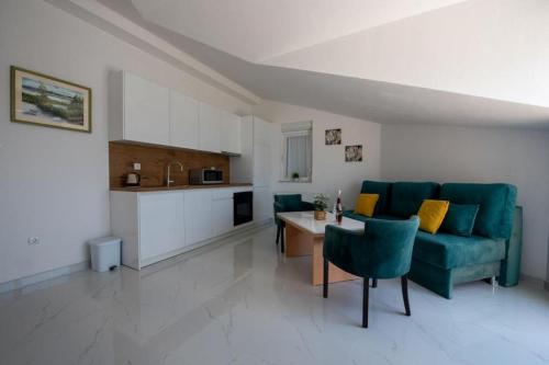 Apartment in Trogir with sea view, balcony, air conditioning, Wi-Fi (4786-2)